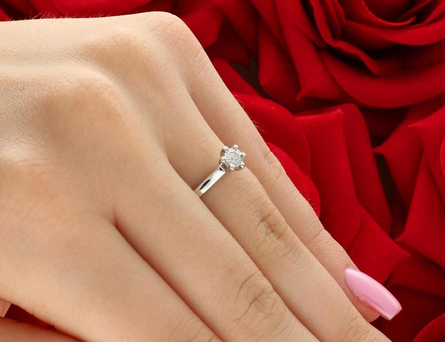 Klasyczny pierścionek z białego złota próby 585 z jednym diamentem 0,03 ct, barwa H, czystość SI. Certyfikat autentyczności kamienia. Idealny prezent1.jpg